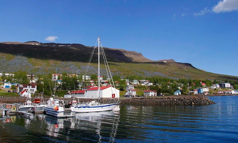 Fáskrúðsfjörður er fallegur bær en þeir Fáskrúðsfirðingar spila engu að síður heimaleikina sína á Reyðarfirði. Það er alveg glatað. MYND: ÓAB