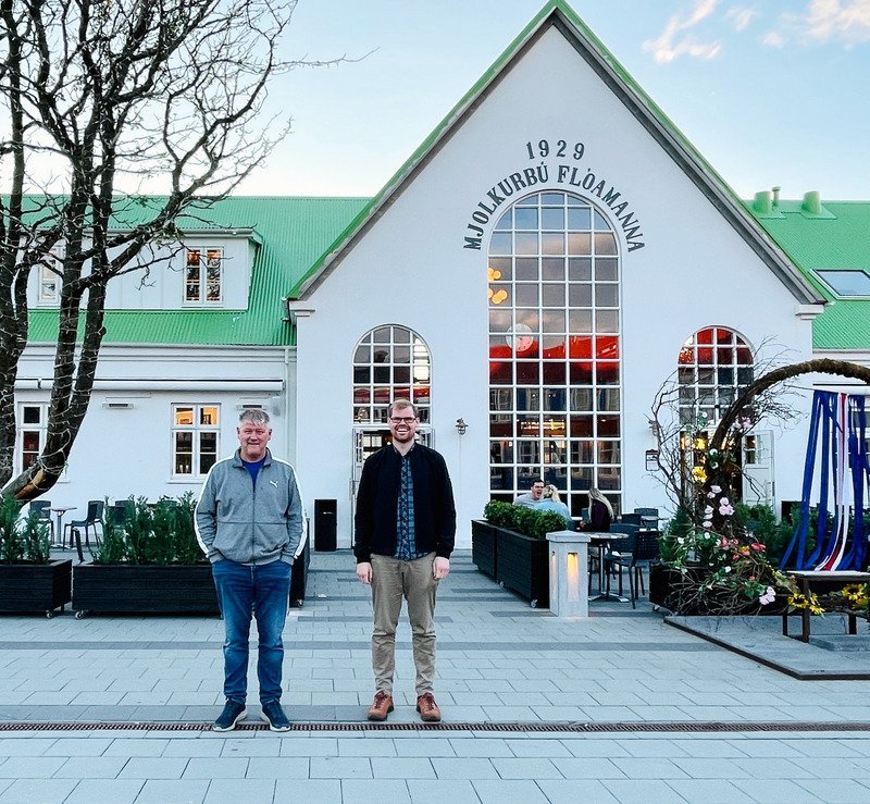 Alfreð Guðmundsson, höfundur Dýrin á Fróni, og útgáfustjórinn Guðmundur sonur hans. Þeir bjóða til teitis í tilefni útgáfu bókarinnar nk. laugardag. Aðsendar myndir.