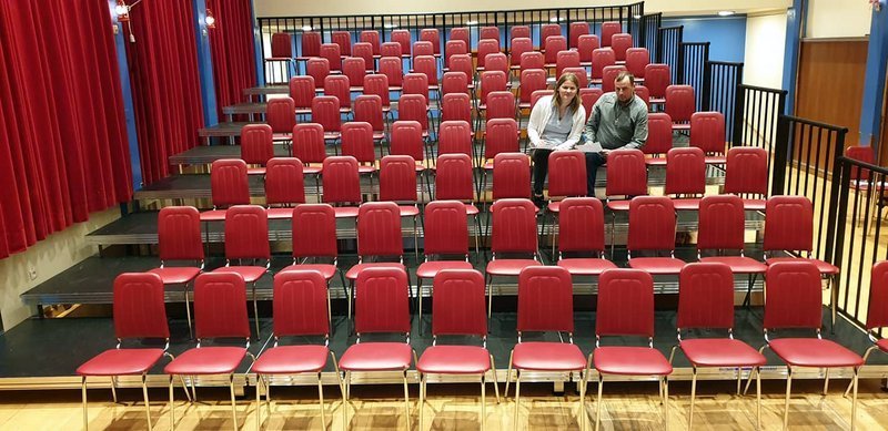 Nýju pallarnir komnir upp. Ingibjörg Jónsdóttir fyrir hönd leikflokksins og Sigurður Líndal fyrir hönd félagsheimilisins undirrita samninginn. Mynd: Facebooksíða Leikflokks Húnaþings vestra.