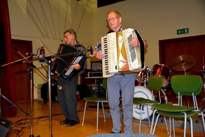Jón Gíslason og Aðalsteinn Ísfjörð þenja nikkurnar á fjölskylduhátíð. Mynd: http://www.harmoniku-unnendur.com/