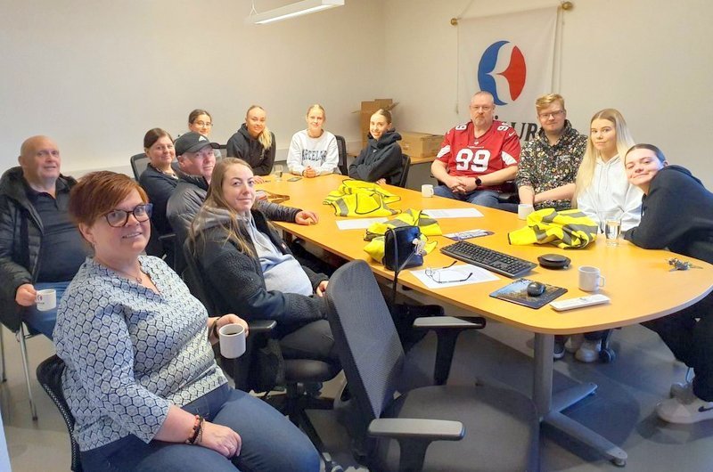 Félagar sem starfa hjá Sundlaug Akureyrar á samstöðufundi. Myndir af kjolur.is.