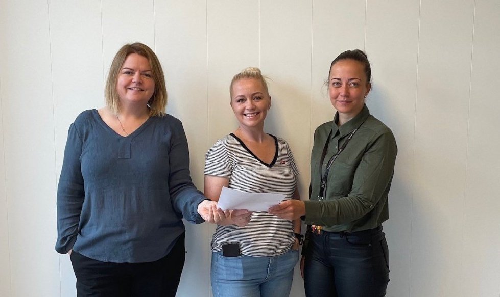 Þórdís Hauksdóttir fræðslustjóri, Ester Ingvarsdóttir sálfræðingur og Sara Lind Kristjánsdóttir félagsmálastjóri við undirritun samningsins. Mynd: Svf. Skagaströnd.