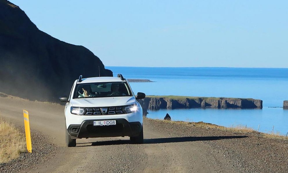 Ferðamenn við Ketubjörg á Skaga. MYND: ÓAB