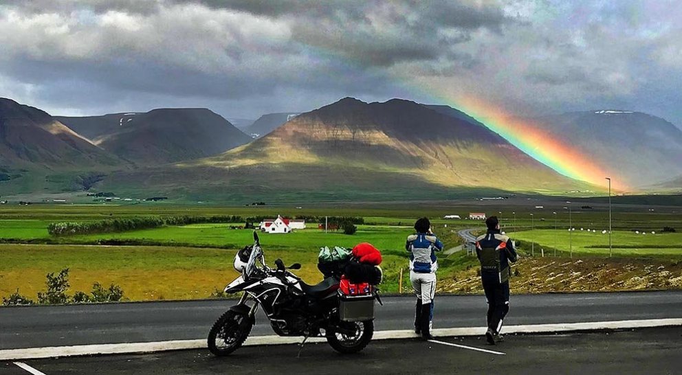 Ferðamenn virða fyrir sér regnboga við Glóðarfeyki. MYND: ÓAB