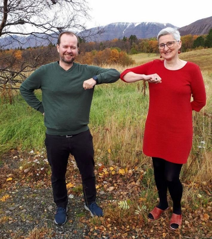 Erla Björk Örnólfsdóttir, rektor Háskólans á Hólum, og Gústaf Gústafsson,
framkvæmdastjóri Hjaltadals ferðaþjónustu ehf., olnboga nýja samkomulagið. Hólaskógur í bakgrunni. Aðsend mynd.