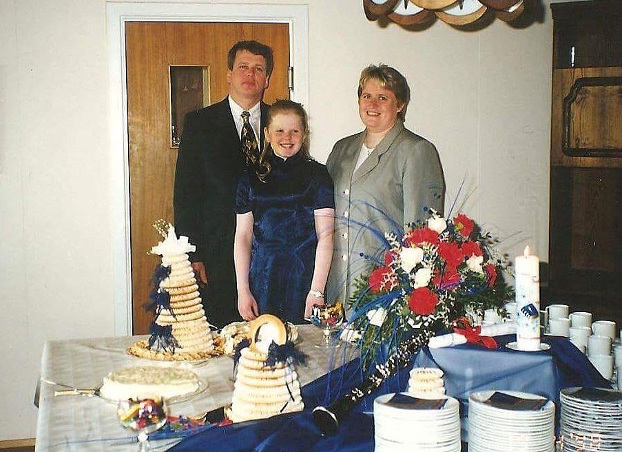 Kristín og foreldrar í fermingarveislunni hennar. AÐSEND MYND