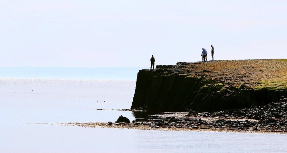 Ferðamenn í Kálfshamarsvík. MYND: ÓAB