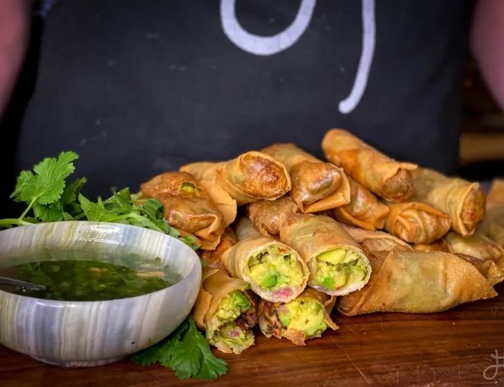 Djúpsteiktar avókadórúllur með dippsósu. Uppskrift og mynd tekin af www.hanna.is