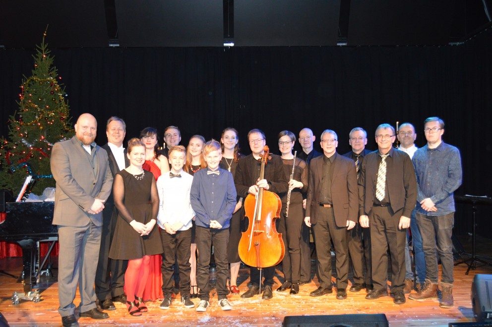 Hópurinn sem kom fram á tónleikunum. Mynd: Gunnar Rögnvaldsson.