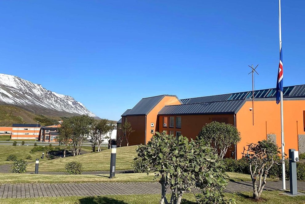 Það er fallegur dagur en flaggað í hálfa stöng við FNV. MYND: GG