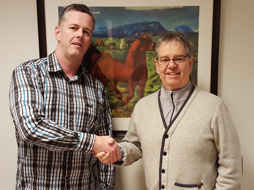 Frá vinstri á mynd: Sigurður Pálsson, rekstrarstjóri Fjölnet Reykjavík og Gunnar Svavarsson NLSH handsala samninginn.