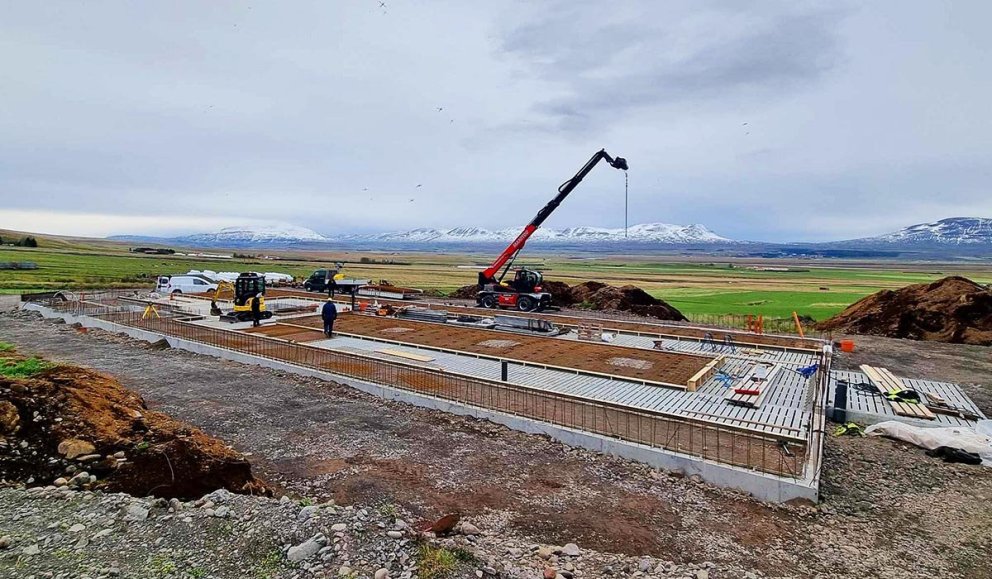 Hér er verið að reisa fjós í Flugumýrarhvammi í Blönduhlíðinni. „Fyrsta skóflustungan var tekin 15, maí,“ segir Þórunn Rögnvaldsdóttir bóndi en ábúendur vonast til að fjósið verði tekið í notkun næsta vor. MYNd: ÞÓRUNN RÖGNVALDSDÓTTIR