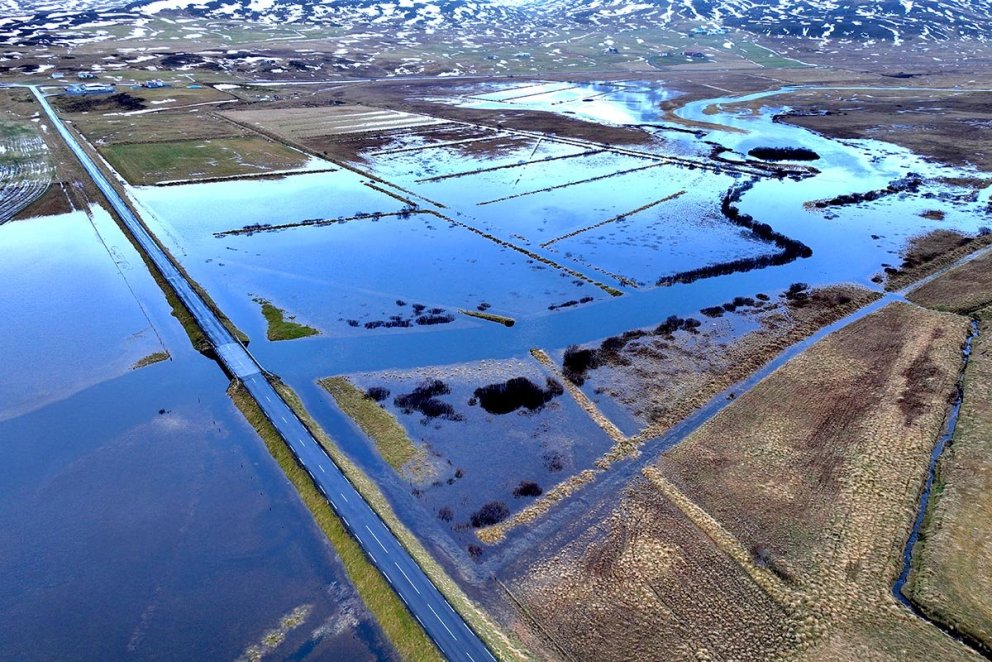 Brúin yfir Fljótaá næst á myndinni og sér yfir að Ketilási efst til vinstri. MYND: HALLDÓR GUNNAR