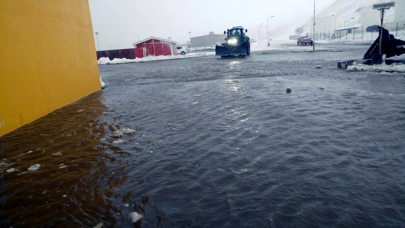 Svona er ástandið við húsnæði Fisk Seafood á Eyrinni en sjór hefur gengið á land í því brimróti sem nú er í norðanáttinni. Mynd: Atli Freyr Kolbeinsson.