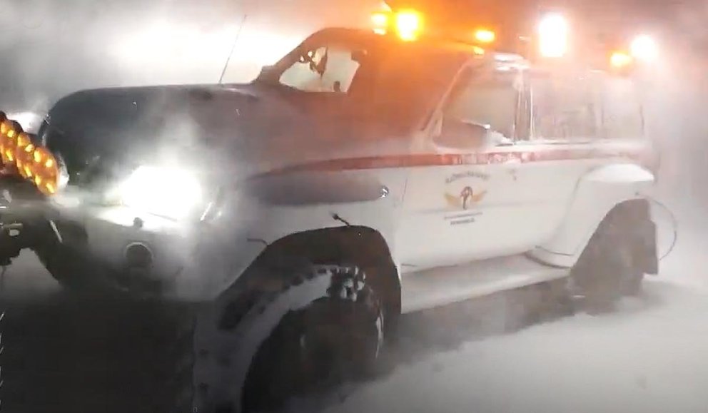 Bifreið frá Flugbjörgunarsveitinni í Varmahlíð í veðurhamnum á Vatnsskarði. SKJÁSKOT