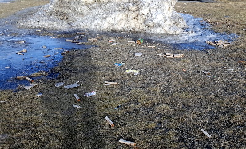Svona vill enginn hafa umhverfi sitt eftir gott gamlárskvöld. Í ruslið með draslið. Myndin er tekin í mars 2018: PF.