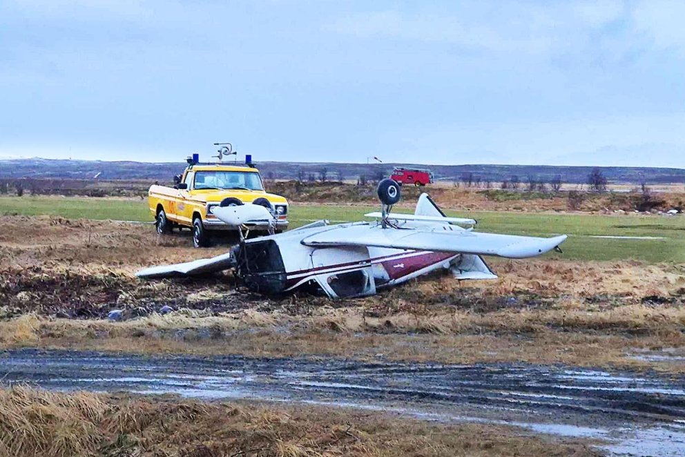Vélin sem er af gerðinni Piper Cherokee, á hvolfi nú í morgun. AÐSENDAR MYNDIR