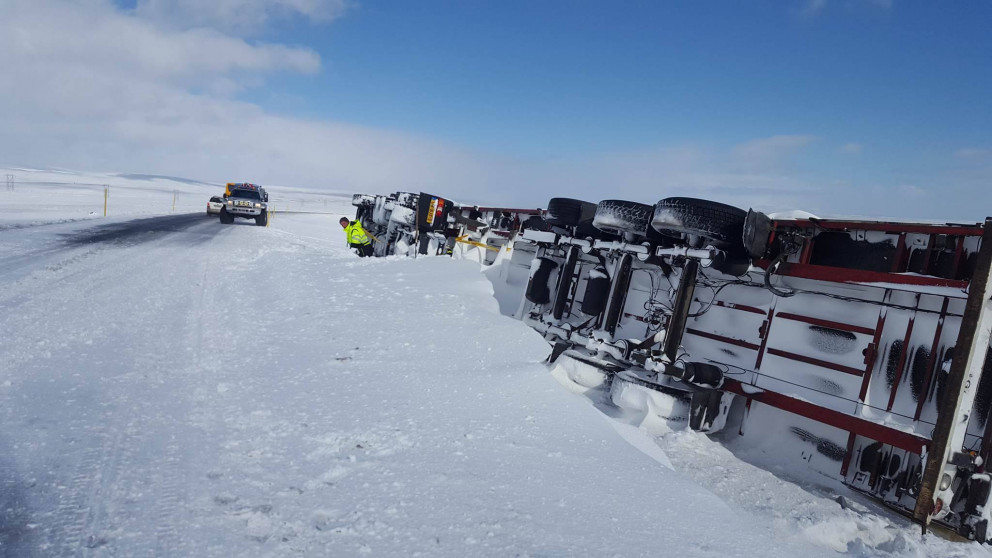 Flutningabíll fór út af veginum á Hotavörðuheiði enveður var afar slæmt. Mynd: Lögreglan á Norðurlandi vestra.