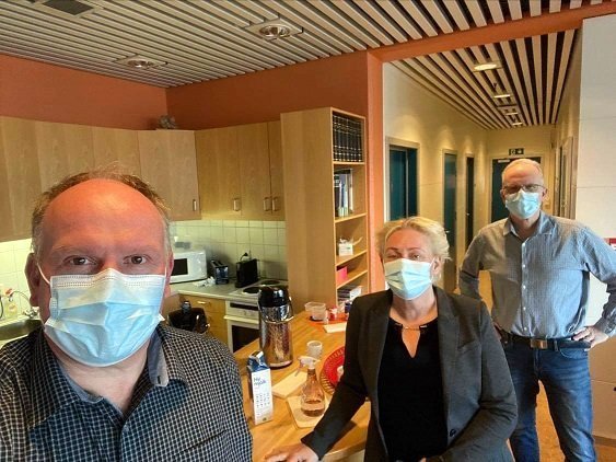 Stjórnendur Fjölbrautaskólans með grímu, Kristján Bjarni Halldórsson, Ingileif Oddsdóttir og Þorkell Þorsteinsson. Mynd: fnv.is.