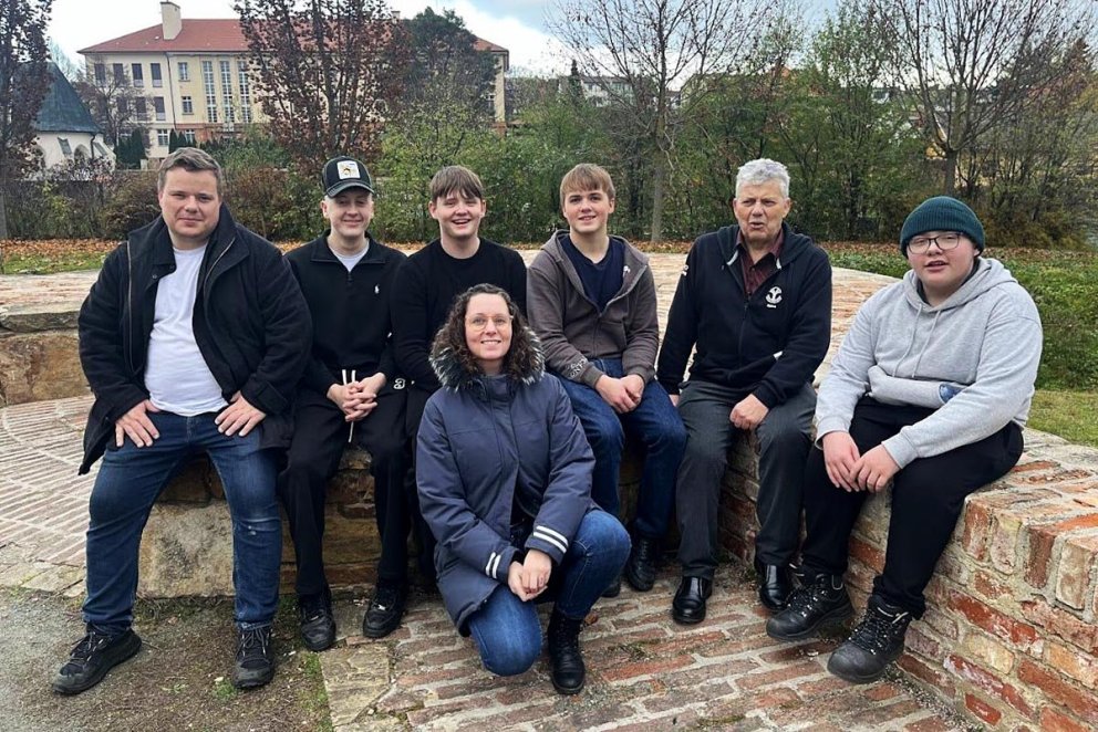 Nemendur og kennarar í góðu yfirlæti í tékkneskum garði. MYND: FNV.IS