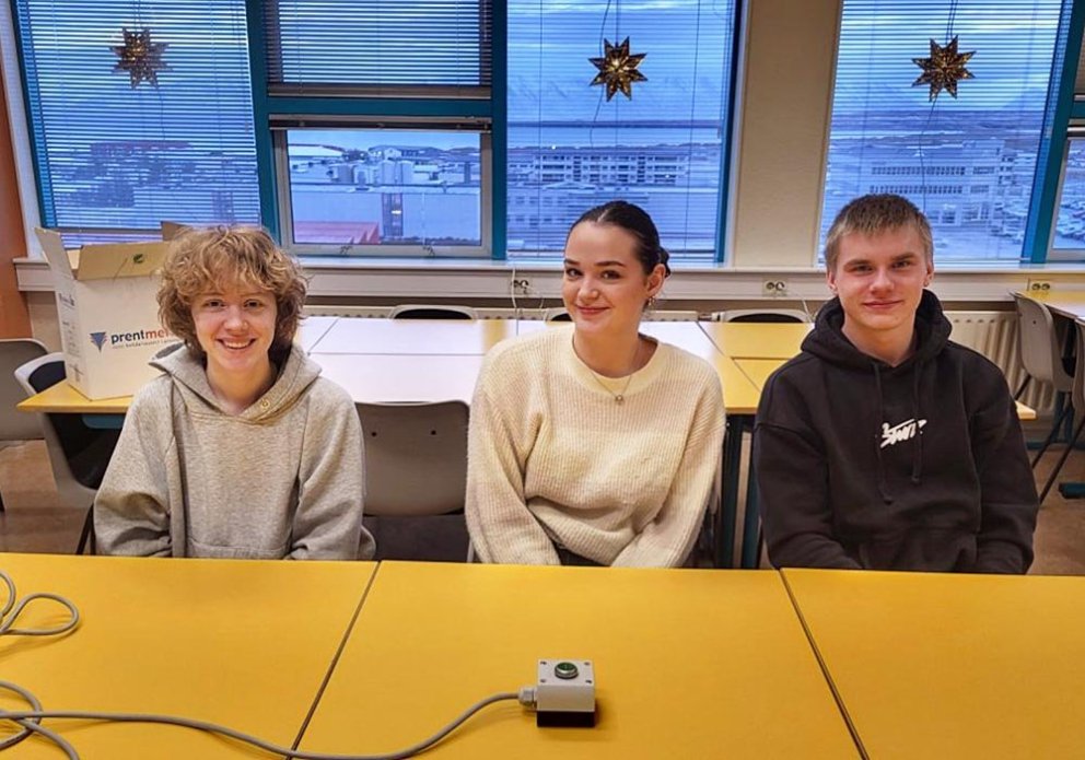 Keppnislið FNV í Gettur betur. Frá vinstri: Snædís Katrín Konráðsdóttir, Emma Katrín Helgadóttir og Daníel Smári Sveinsson. MYND AF FNV.IS