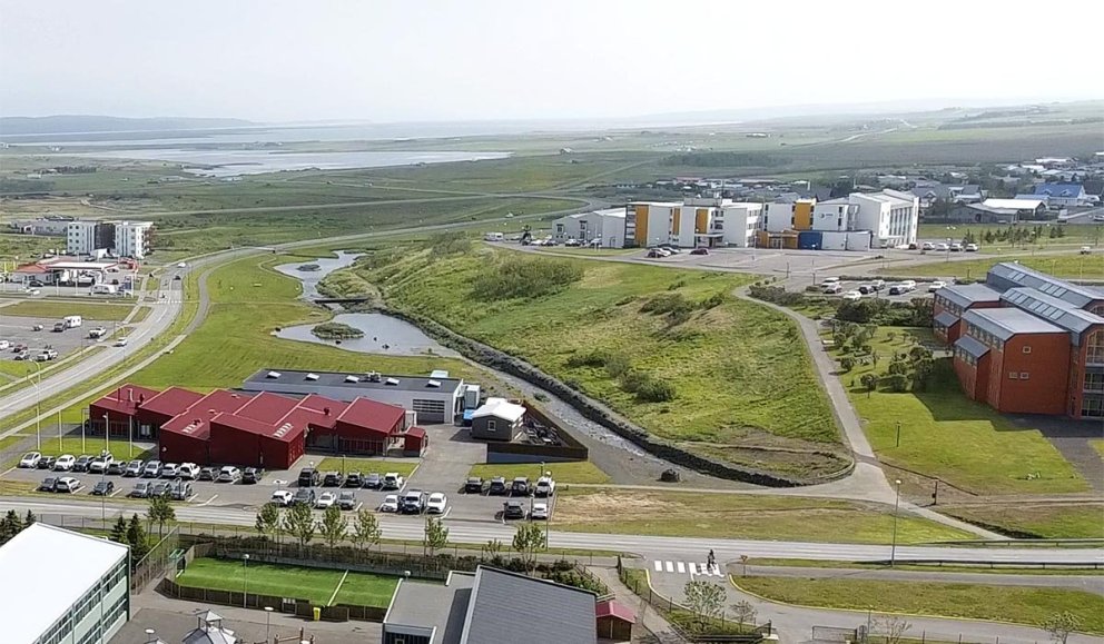 Verknásmhús til vinstri og Bóknámshús FNV lengst til hægri. Heilbrigðisstofnunin á Sauðárkróki fjær og Sauðáin rennur fögur fyrir miðju. MYND: HINIR SÖMU / JÓN ARNAR