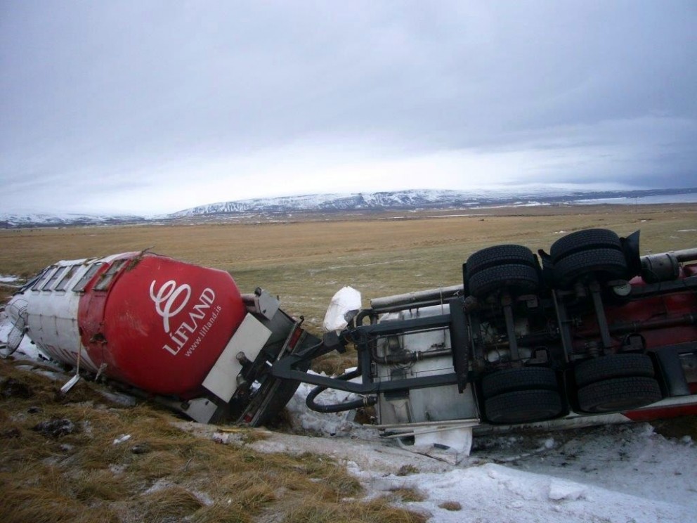 Fóðurbíll fór á hliðina