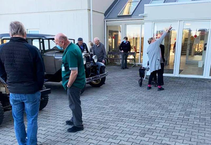 Gestir Dvalarheimilisins skoða sjálfrennireiðarnar. MYNDIR: SIBBI OG BÁRA