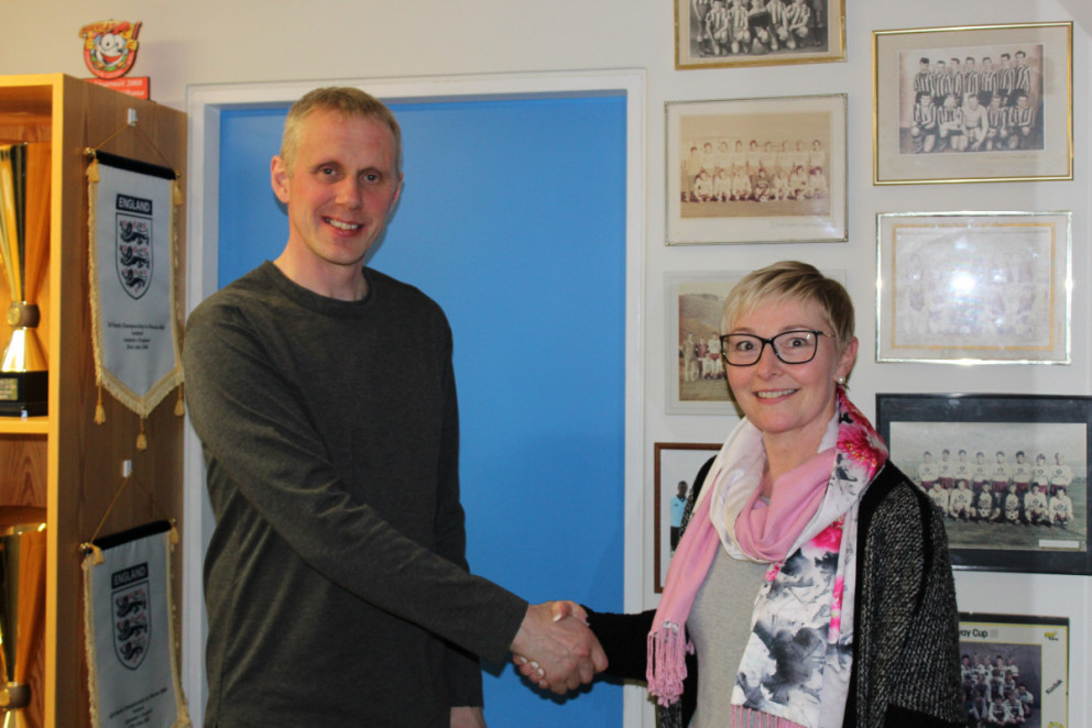 Sigurjón býður Margréti velkomna til embættis. Mynd: Tindastóll.is.