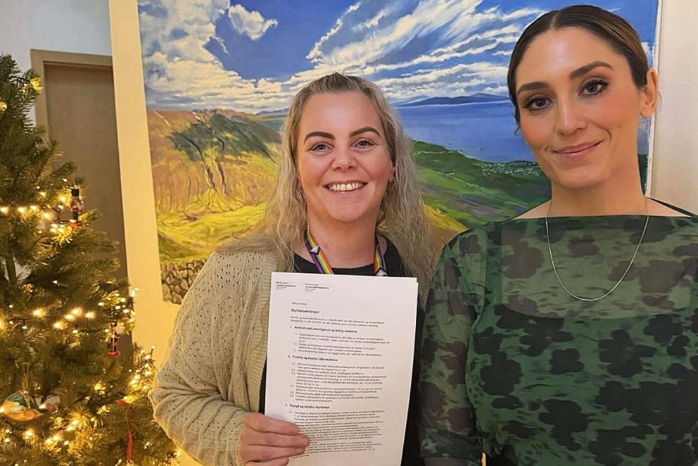 Berglind Hlín Baldursdóttir deildarstjóri stoðþjónustu ásamt Alexsöndru Jóhannesdóttur sveitarstjóra. MYND AF SKAGASTRÖND.IS