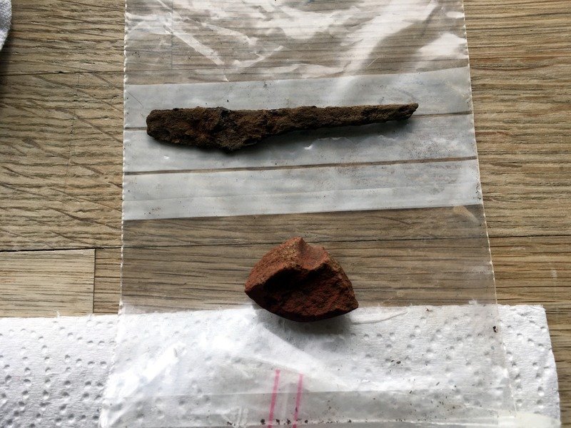 Hnífsblað og brot úr snældusnúð. Mynd: mast.is