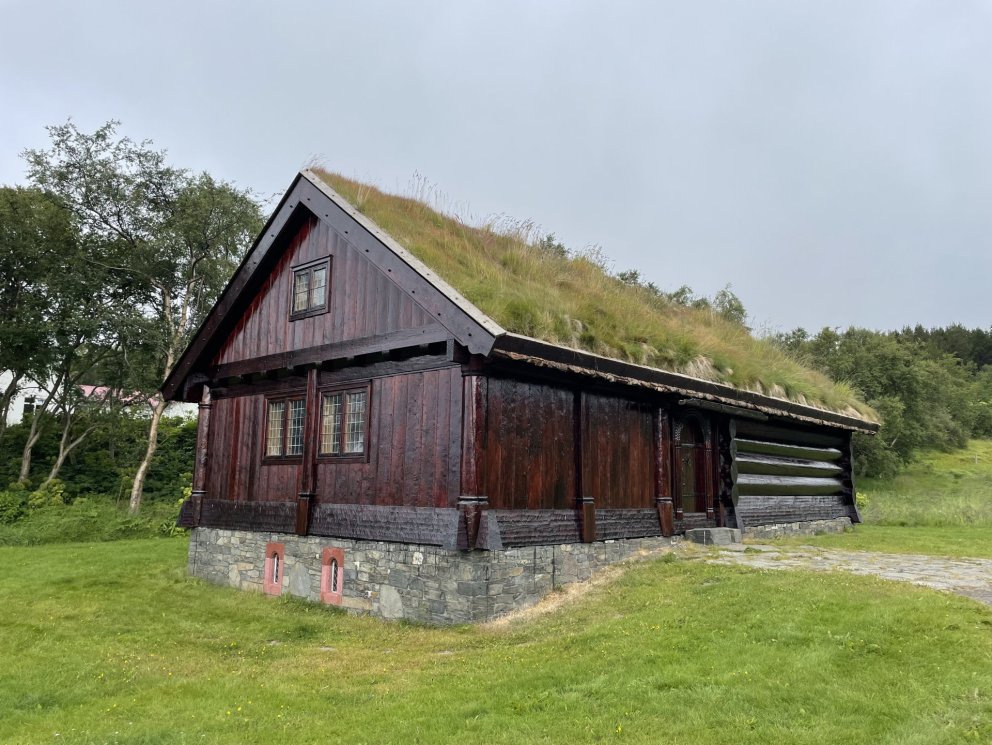 Auðunarstofa upp á sitt besta. Húsið verður tjargað á ný á námskeiði í september. MYND AÐSEND.