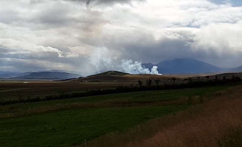 Eflaust hefur mörgum brugðið í brún þegar mikinn reyk lagði frá Álftagerði í Skagafirði föstudaginn fyrir viku. Engin hætta var þó á ferðum því verið var að brenna timbur úr fjárhúsunum. Mynd: PF.