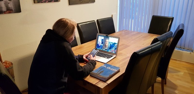 Tími að hefjast í sögu hjá Helga Hannessyni í gærmorgun. Mynd: PF