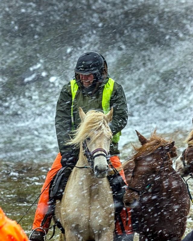 Smalamenn á Grímstunguheiði fengu óblítt veður í síðustu viku og þurfti að seinka réttum í Undirfellsrétt um tvo daga. Á myndinni má sjá Karl Gústaf Davíðsson leggja af stað frá Öldumóðaskála sl. föstudagsmorgun. Mynd: Holgeir Páll Sæmundsson.