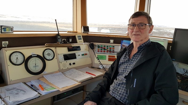 Sigurður Frostason við stjórnborðið í flugturni Alexandersflugvallar á Sauðárkróki. Mynd: PF.