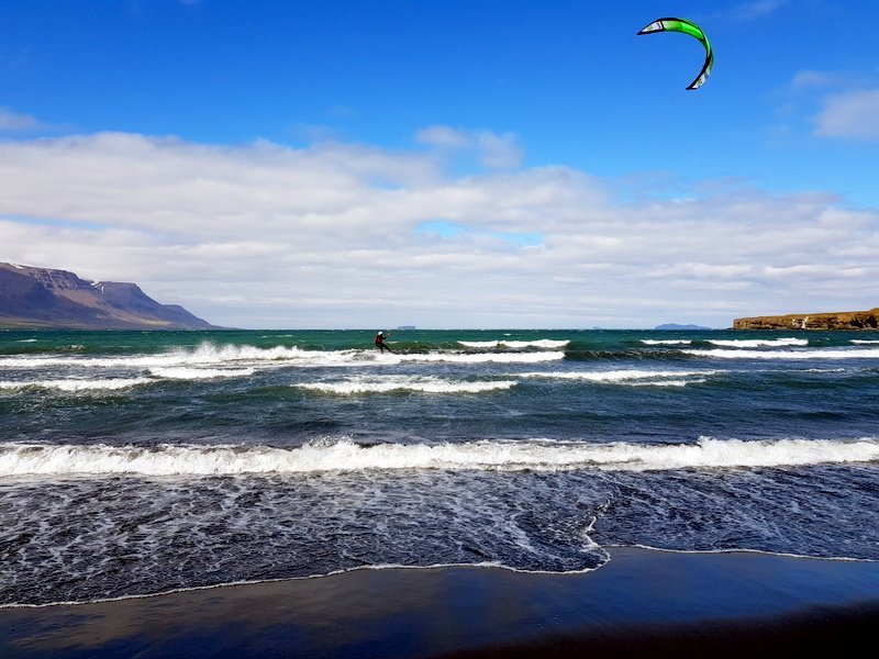 Þeyst á brimbrettum í ölduróti við Borgarsand