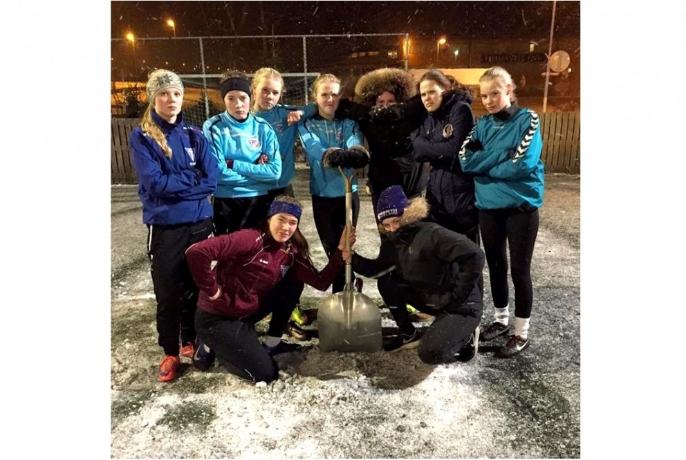Það er fúlt að þurfa moka frosinn völlinn fyrir æfingar. Mynd/Dúfa Dröfn Ásbjörnsdóttir.