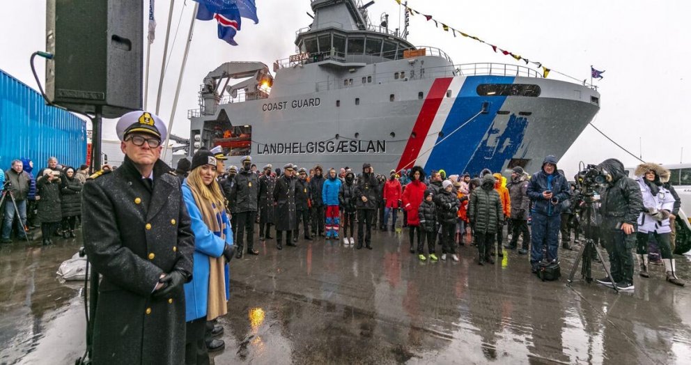 Georg Kr. Lárusson, forstjóri Landhelgisgæslunnar og Áslaug Arna Sigurbjörnsdóttir, dómsmálaráðherra, ásamt fjölda fólks í hressilegu slagveðri á Siglufirði á laugardaginn þegar tekið var á móti Freyju. MYND AF LHG.IS/ÁRNI SÆBERG