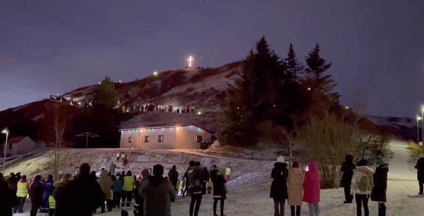 Það er ævinlega hátíðar- og gleðibragur yfir Friðargöngu Árskóla. MYND AF FEYKIR.IS