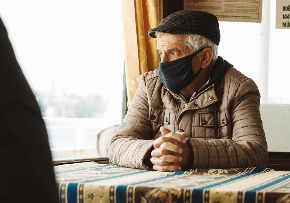 Friðgnýr horfir til hafs en hann hefur áhyggjur af tungunni.