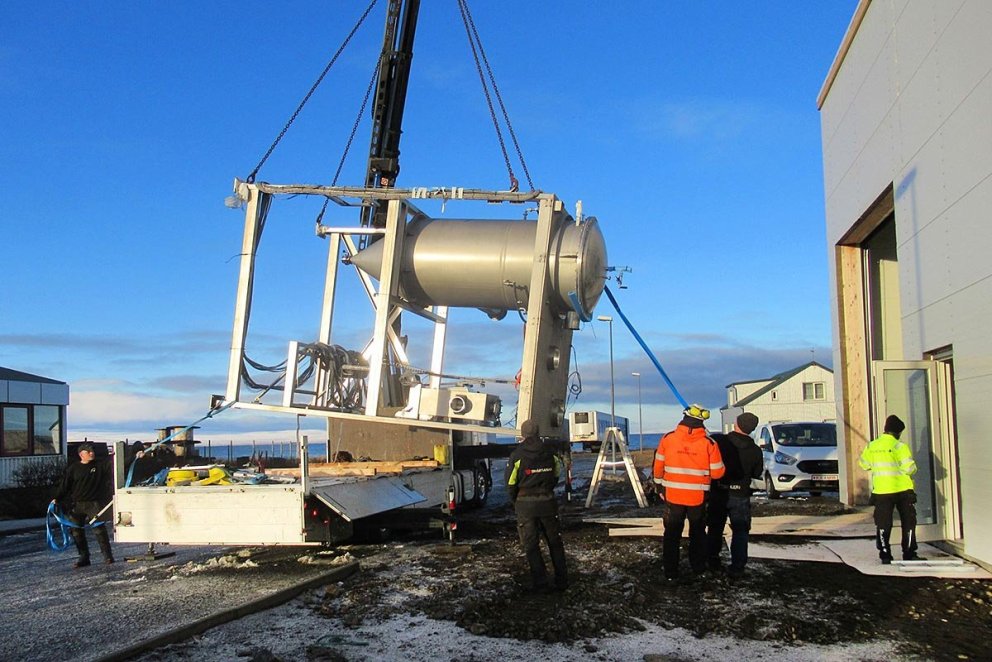 Vélabúnaði komið fyrir í nýja húsnæðinu á Blönduósi í dag. MYND: VALLI HÚNABYGGÐ
