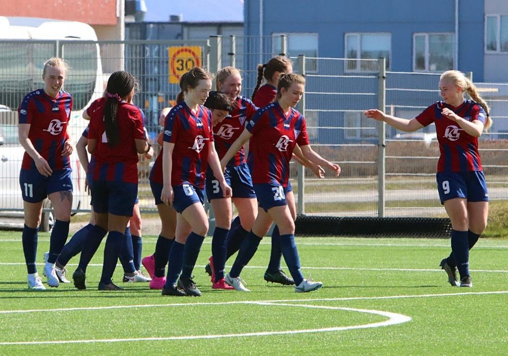 Stólastúlkur fagna fyrra marki sínu í leiknum sem María Dögg gerði. MYND: ÓAB
