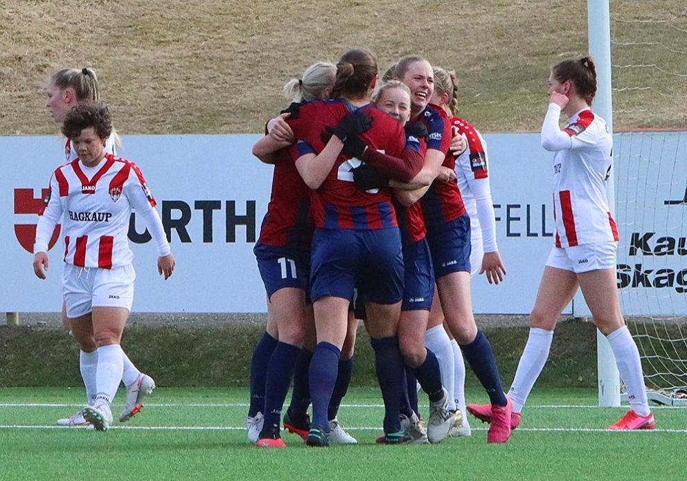 Stólastúlkur fagna fyrsta marki sínu í Pepsi Max deildinni. MYNDIR: ÓAB