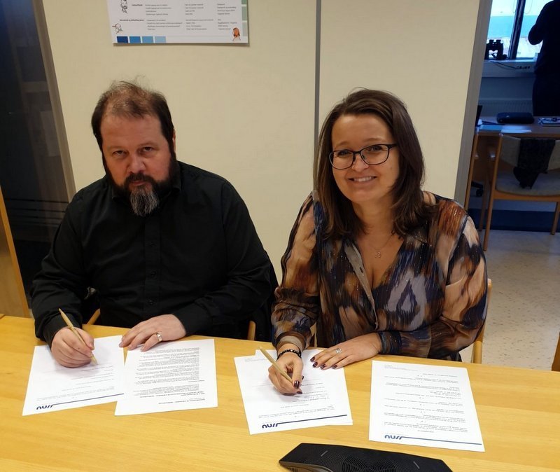 Jón Jónsson, verkefnastjóri Rannsóknaseturs Háskóla Íslands á Ströndum, og Unnur Valborg Hilmarsdóttir, framkvæmdastjóri SSNV, undirrita samninginn. Mynd:ssnv.is