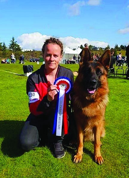 Margrét og Baron á hundasýningu