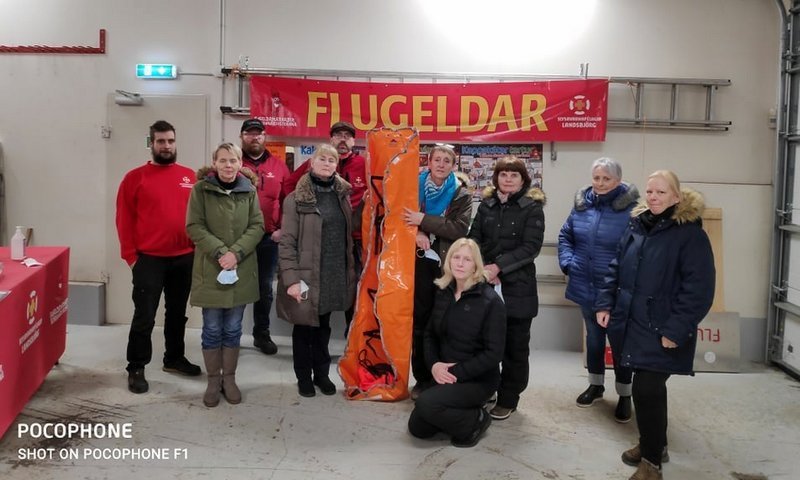 Frá afhendingunni, f.v. Ævar Marteinsson, Helga Hreiðarsdóttir, Ágúst Þorbjörnsson, Jónína Sigurðardóttir, Kristján Svavar Guðmundsson, Jónína Ragna Sigurbjartsdóttir, Árborg Ragnarsdóttir, Gréta Jósefsdóttir, Dýrunn Hannesdóttir og Freyja Ólafsdóttir. Mynd:Facebooksíða Björgunarsveitarinnar Húna.