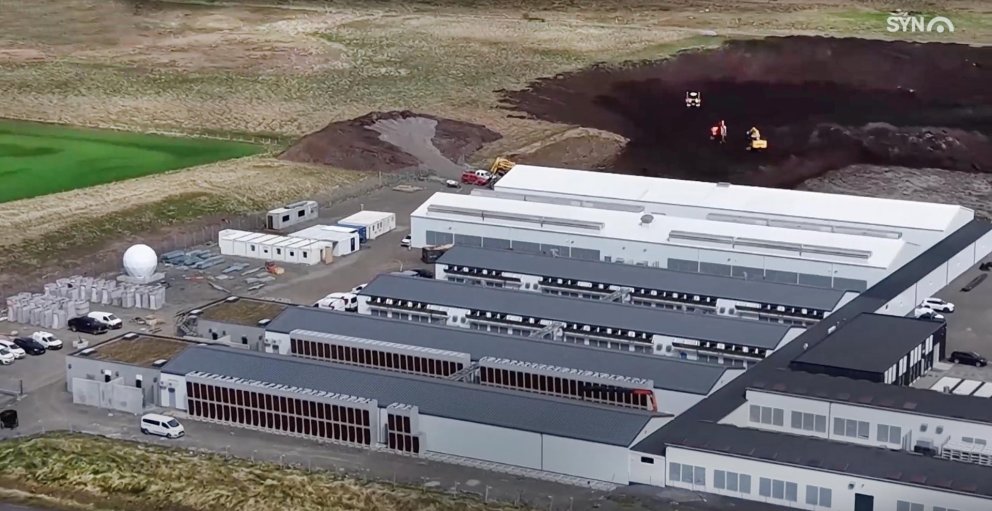 Séð yfir gagnaver Borealis á Blönduósi og fjærst má sjá vinnuvélar vinna þar sem nýbyggingin mun rísa. SKJÁSKOT AF SÝN