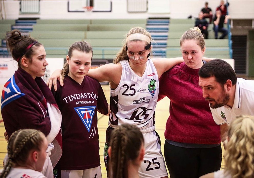Það er gamla brekkan í boltanum. Frá vinstri: Ksenja, Klara Sólveig, Maddie, Telma og Jan fara yfir málin í leik gegn Ármanni nú nýlega. MYND: HJALTI ÁRNA