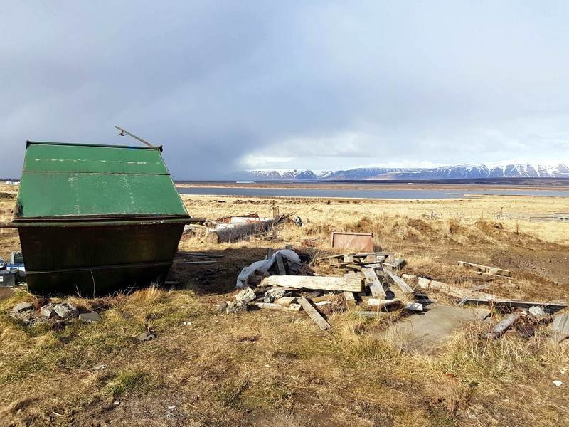 Einn þeirra gáma sem fjarlægðir hafa verið úr sveitum Skagafjarðar og margir sakna. Umgangur var ekki alltaf til fyrirmyndar en spurning hvernig hugmynd Ingu Katrínar verður tekið um að fólk fái aðgangskort að sorpstöðvum svo hægt sé að koma rusli frá sér utan venjulegs opnunartíma. Mynd: Inga Katrín.